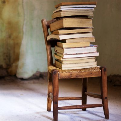 �ؐ��̈֎q�̏�ɐς܂ꂽ�{