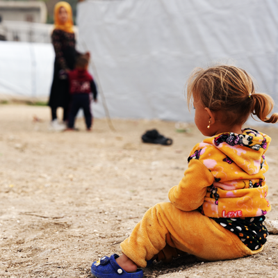 �n�ʂɍ��荞�ޏ����ȏ��̎q�B���̎p�𗣂ꂽ�Ƃ��납�猩�Ă���e�q�B