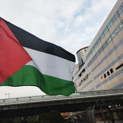 �l���w�r����w�i�Ɍf������p���X�`�i����