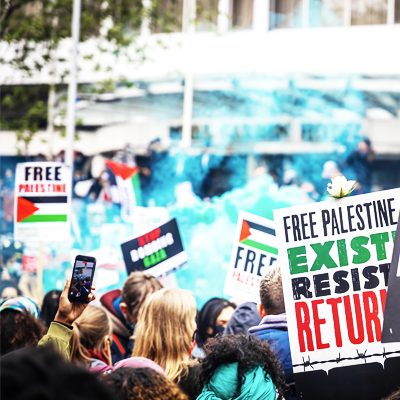 �f���̗l�q�B�uFree Palestain�v�Ə����ꂽ�v���J�[�h�A�p���X�`�i�������f����l�X