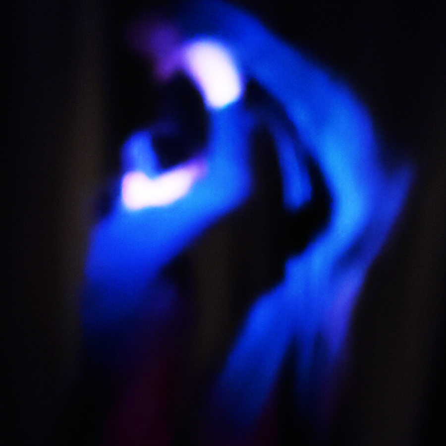 �l�Ԉ֎q�]�߂��߁] �C���[�W�ʐ^�F�ڂ₯���ʐ^�B���C�g�ɏƂ炳�ꂽ�l���������z�������グ�Ă���